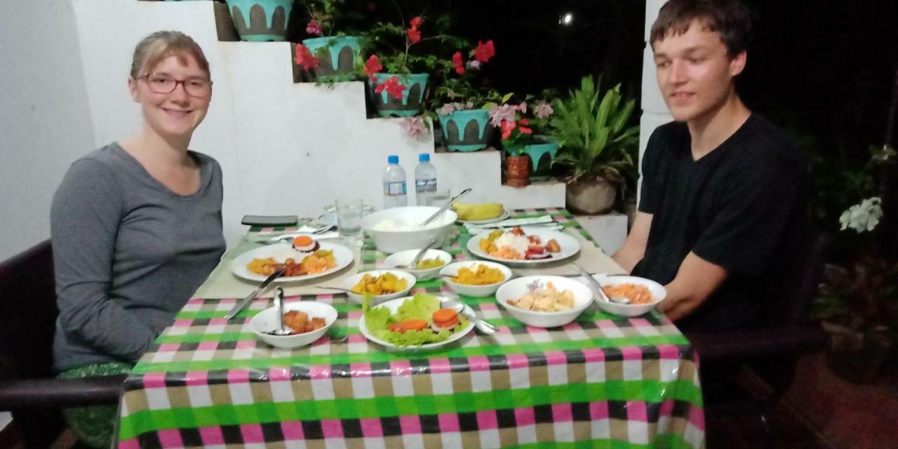 Liyara Home Stay Сігірія Екстер'єр фото